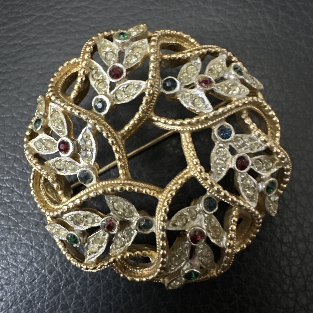 Vintage Kramer Leaf Gold Tone Brooch Pin Round  Wreath Shape VTG Signed